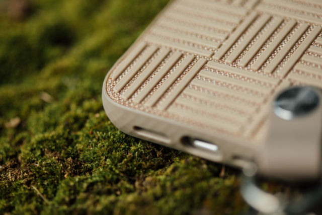 Funda Moshi Altra iPhone 13 Pro con correa de mano desenganchable